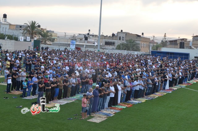 فيديو : المئات يؤدون صلاة عيد الأضحى والرئيس عادل بدير والأهالي يتصافحون ويهنئون ويعم السرور كل الحضور